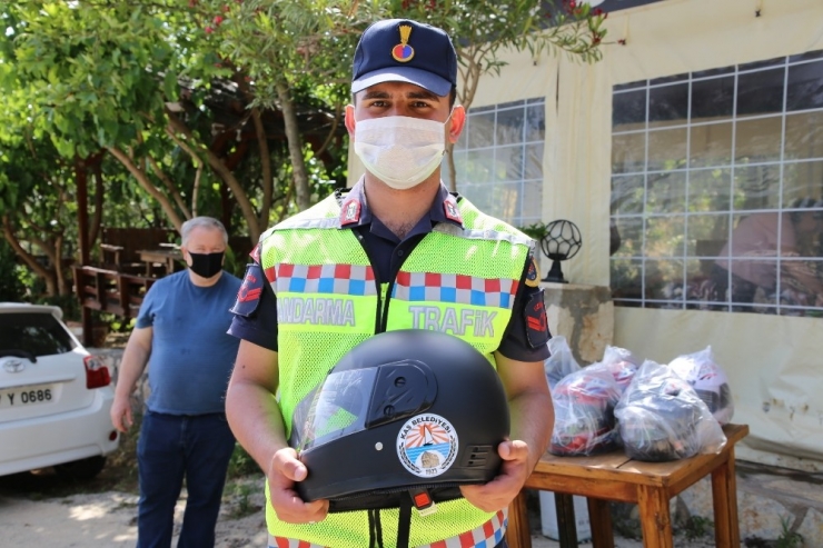 Ceza Yiyecekleri Korkusuyla Girdikleri Kontrol Noktasından Hediye Kaskla Çıktılar