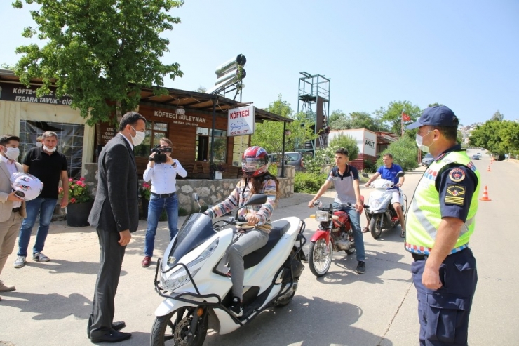 Ceza Yiyecekleri Korkusuyla Girdikleri Kontrol Noktasından Hediye Kaskla Çıktılar