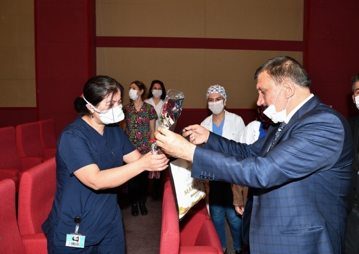 Başkan Gürkan’dan Hemşirelere Çiçek Ve Hediye