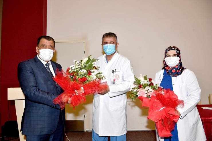 Başkan Gürkan’dan Hemşirelere Çiçek Ve Hediye