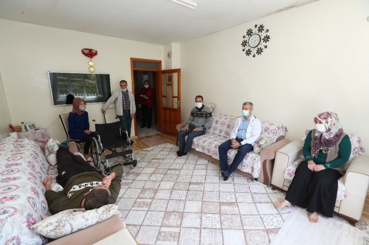 Başkan Tahmazoğlu, Engelli Abidin’i Ziyaret Etti