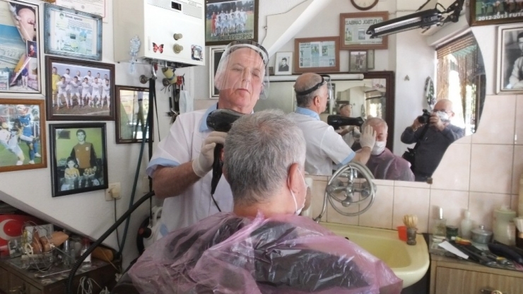 Burhaniye’de Berberler Doktorlar Gibi Siperlikli Maske Taktı