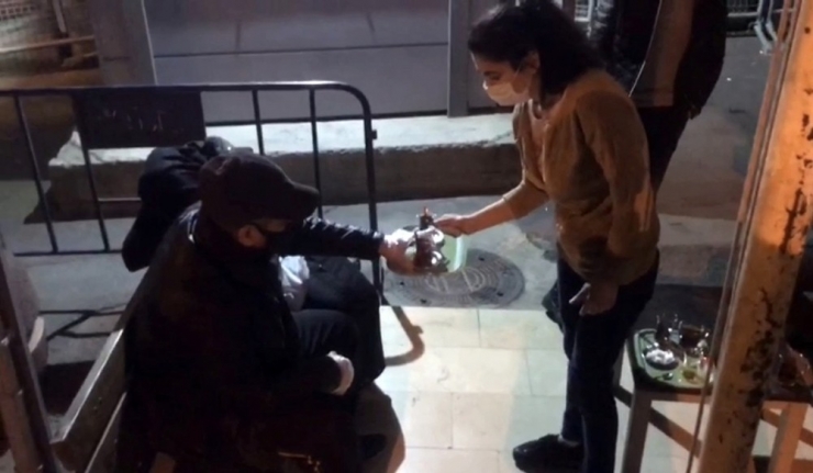 Türk Polisinden Yabancı Uyruklu Hamile Kadına Yardım Eli