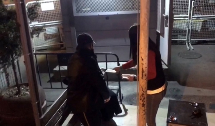 Türk Polisinden Yabancı Uyruklu Hamile Kadına Yardım Eli