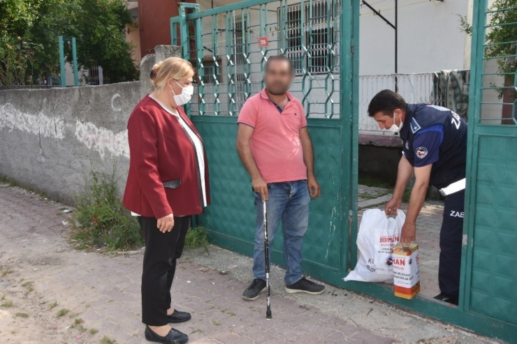 Ceyhan Belediyesi İhtiyaç Sahiplerine Erzak Kolisi Dağıtıyor
