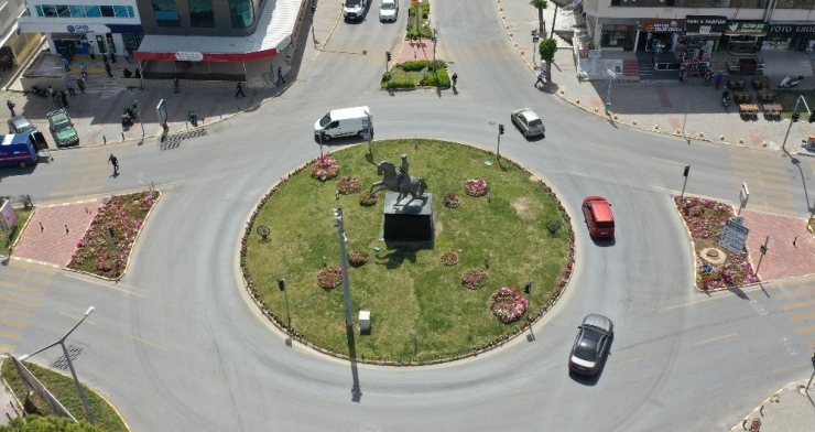 Didim’de Atatürk Heykelleri Boyandı