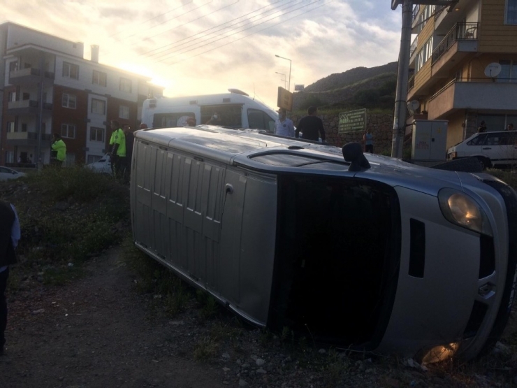 Kontrolünü Kaybeden Araç Yol Kenarına Devrildi