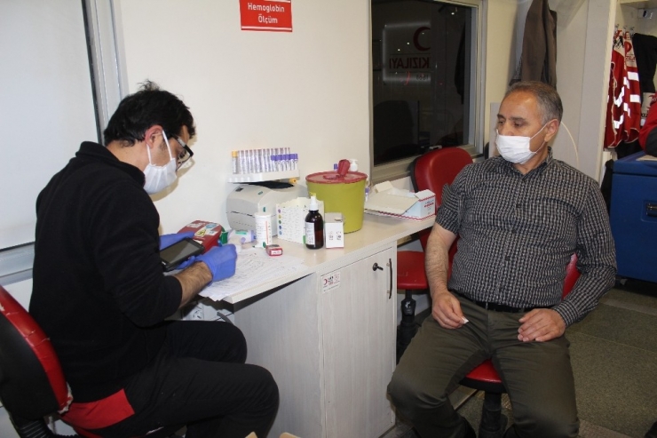 Elazığ’da Eğitimcilerden “İyilik Kanımızda Var” Sloganıyla Kan Bağışı