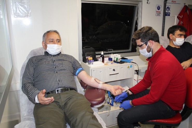 Elazığ’da Eğitimcilerden “İyilik Kanımızda Var” Sloganıyla Kan Bağışı