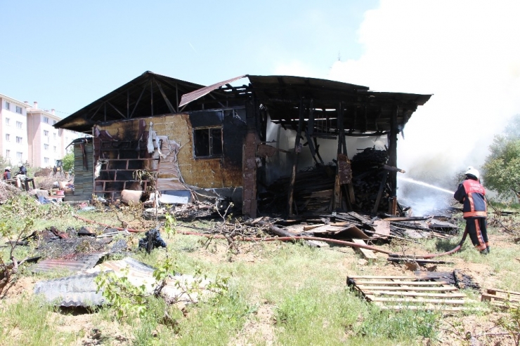 Elazığ’da Yangın, Prefabrik Evi Kül Etti
