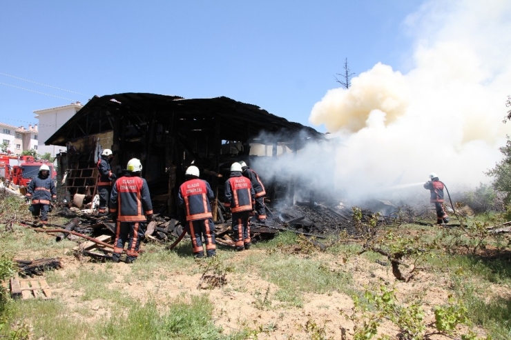 Elazığ’da Yangın, Prefabrik Evi Kül Etti