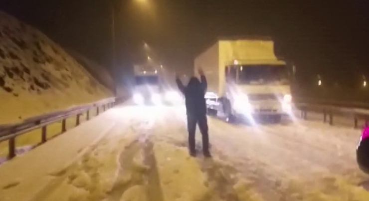 Kar’a Hazırlıksız Yakalanan Sürücüler Yolda Kaldı