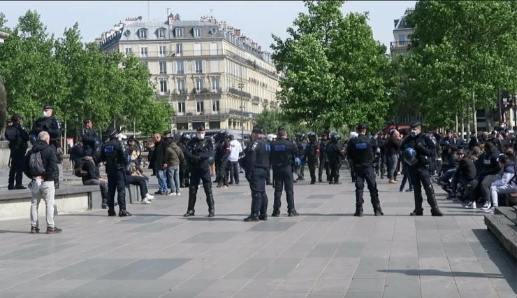 Fransa’da “Sarı Yelekliler” Polis Engeline Takıldı