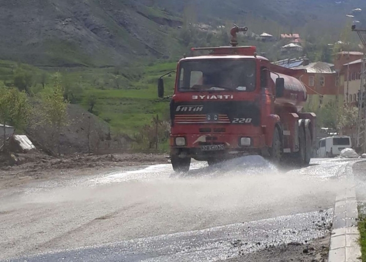 Hakkari’de Yağmur Sonrası Cadde Temizliği