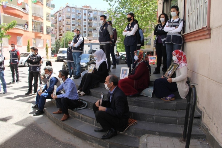Evlat Nöbetindeki Aileler, Hdp’li Vekillerin Parti Binasına Makam Aracıyla Gelmelerine Tepki Gösterdi