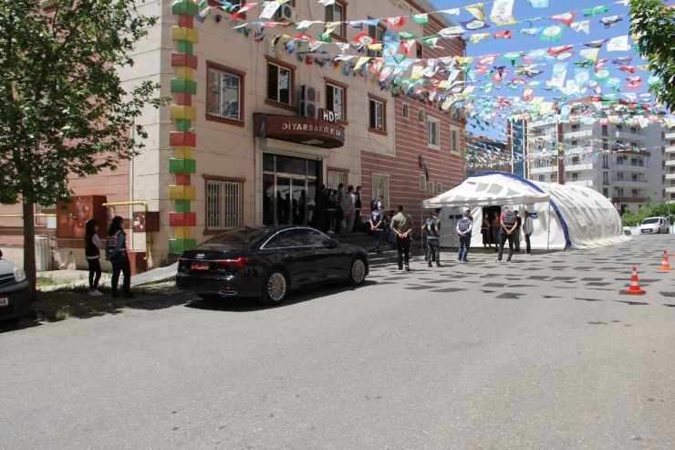 Evlat Nöbetindeki Aileler, Hdp’li Vekillerin Parti Binasına Makam Aracıyla Gelmelerine Tepki Gösterdi