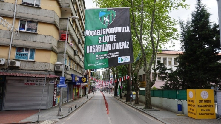 İzmit’te Caddeler Kocaelispor’un Renklerine Büründü