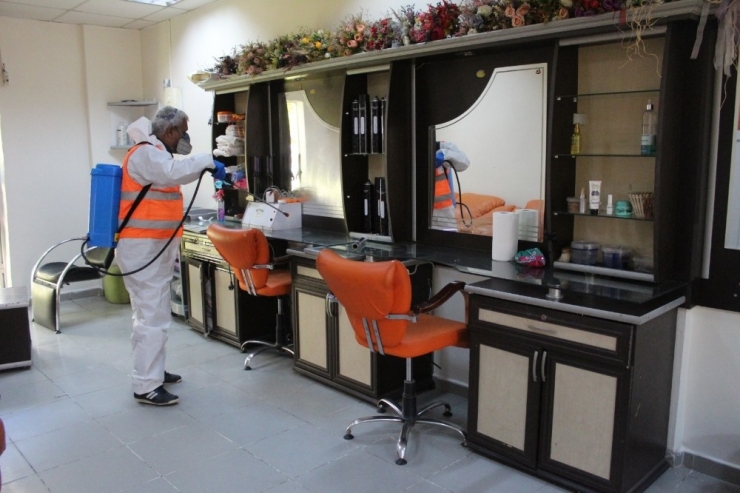 Kahta’da Berber Ve Kuaför Salonları Dezenfekte Edildi