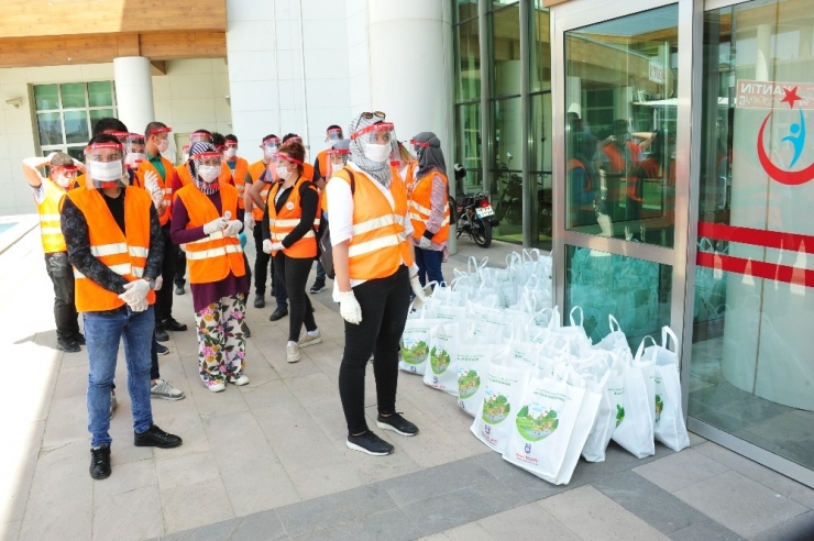 Karaman Belediyesi, Hemşireler Günü’nde Sağlık Çalışanlarını Unutmadı