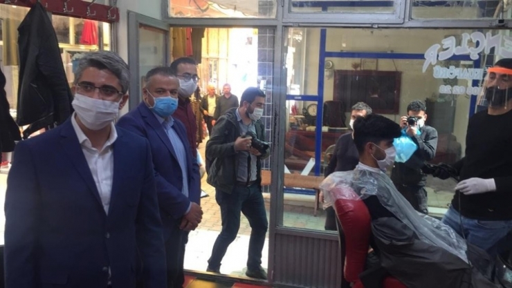 Kaymakam Çalışır, Berberleri Denetledi