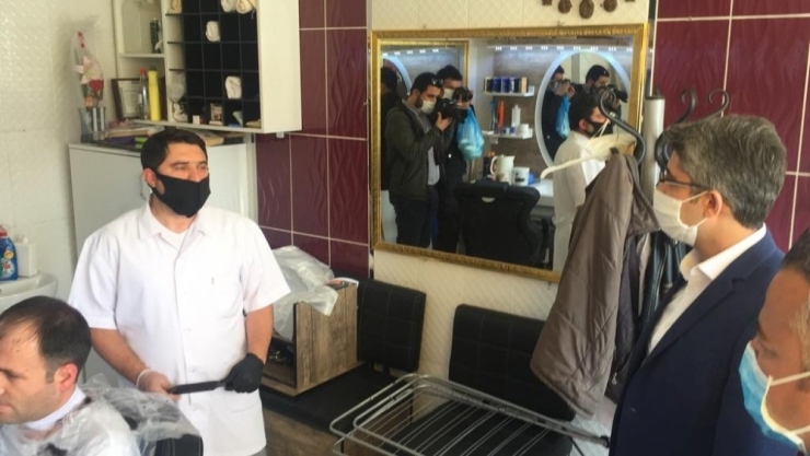 Kaymakam Çalışır, Berberleri Denetledi