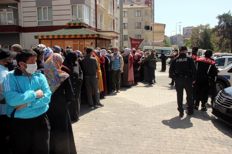 İaşe Dağıtımında Sosyal Mesafe Dinlemediler