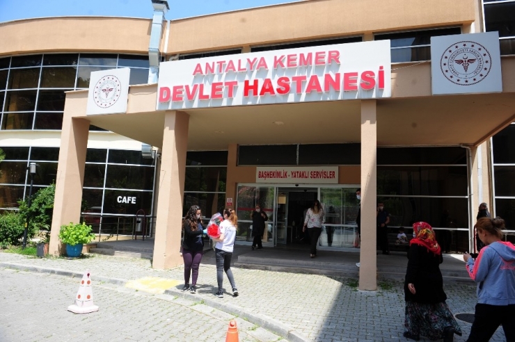 Kemer’den Hemşirelere Karanfil