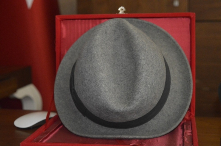 Kerim Amca’nın Efsane Fötr Şapkası Oğlunun Makam Odasında