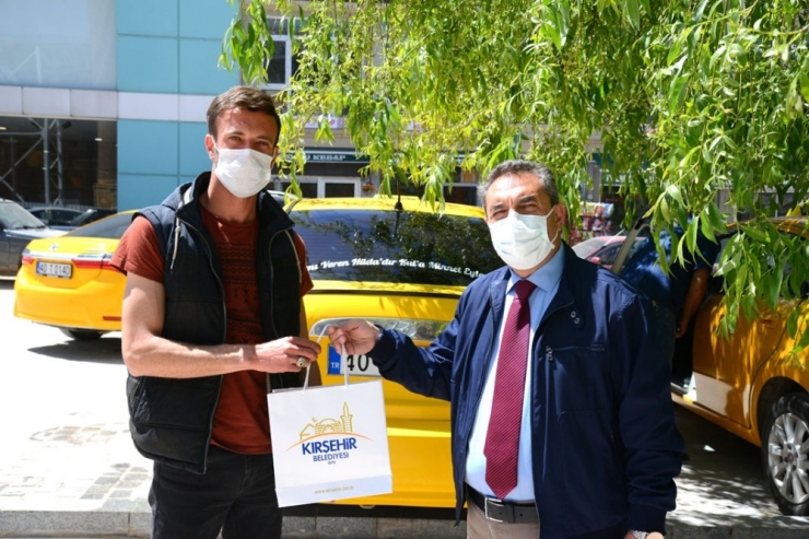 Belediye Ekipleri, Ticari Taksileri Dezenfekte Etti