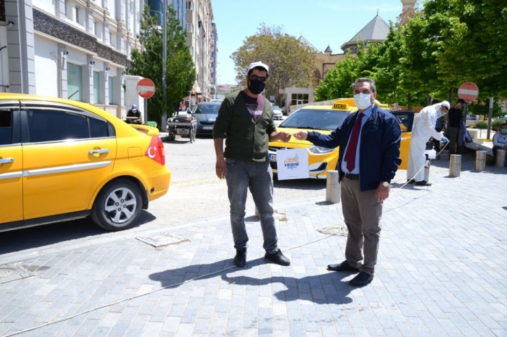 Belediye Ekipleri, Ticari Taksileri Dezenfekte Etti