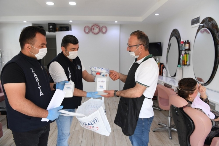 Konyaaltı’nda Berber Ve Kuaförlere Sağlık Kiti