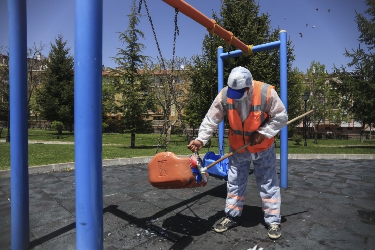 Sokağa Çıkacak Olan 0-14 Yaş Grubu İçin Parklar Dezenfekte Edildi