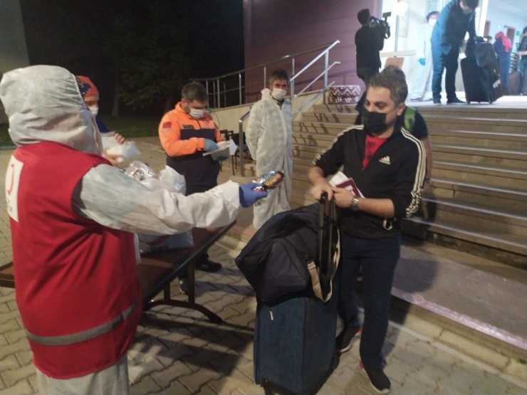 Suudi Arabistan’dan Getirilen 168 Türk Vatandaşı Evlerine Gönderilmeye Başlandı