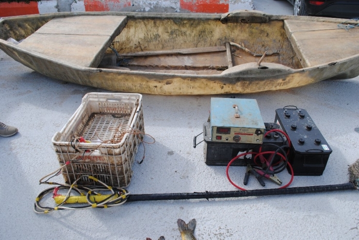 Kovada Gölü’nde Elektro Şok Cihazıyla Balık Avına Baskın