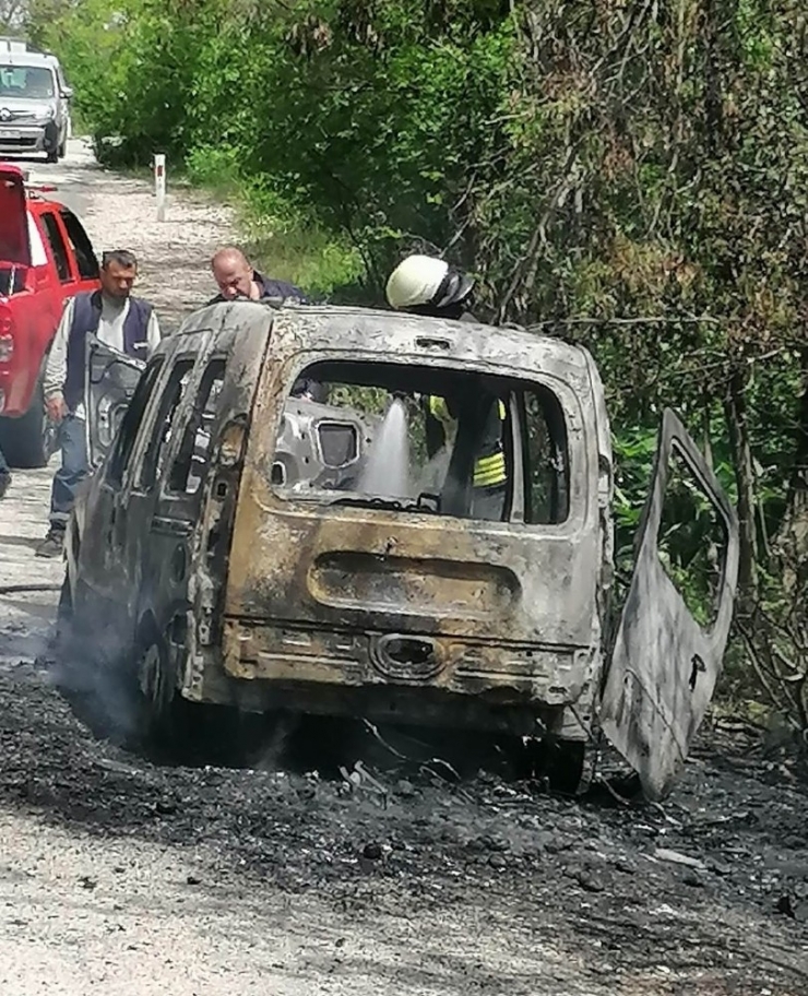 Spil Dağı’ndaki Araç Yangını Korkuttu