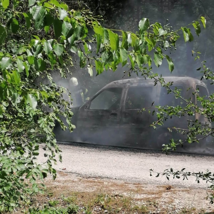 Spil Dağı’ndaki Araç Yangını Korkuttu