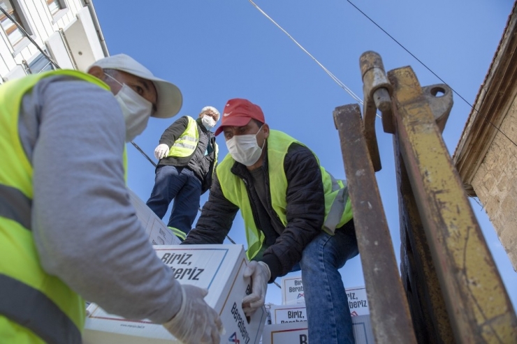 Mersin Büyükşehir Belediyesinden 16 Bin 122 Esnafa Gıda Kolisi