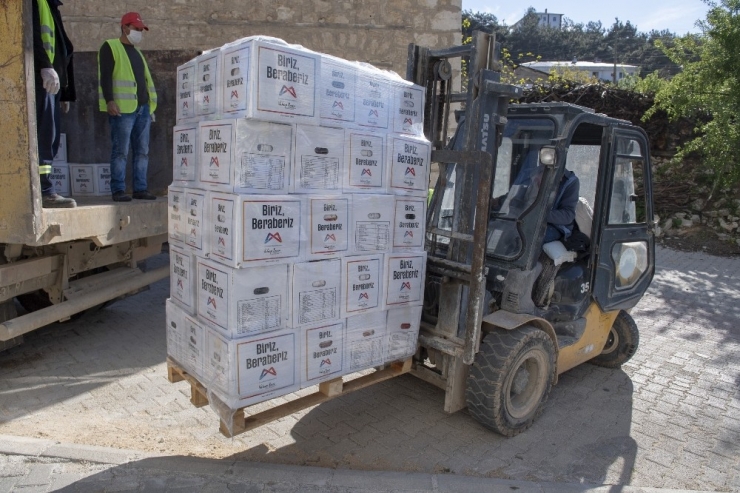 Mersin Büyükşehir Belediyesinden 16 Bin 122 Esnafa Gıda Kolisi