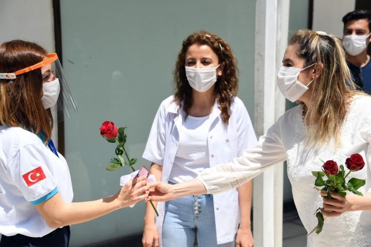 Büyükşehir Belediyesinden Hemşirelere Müzikli Çiçekli Kutlama