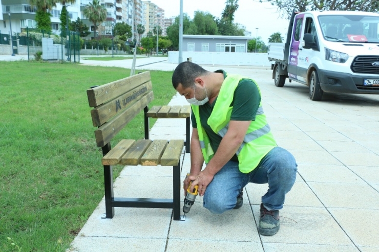 Sosyal Mesafeli Banklar Parklara Yerleştirilmeye Başlandı