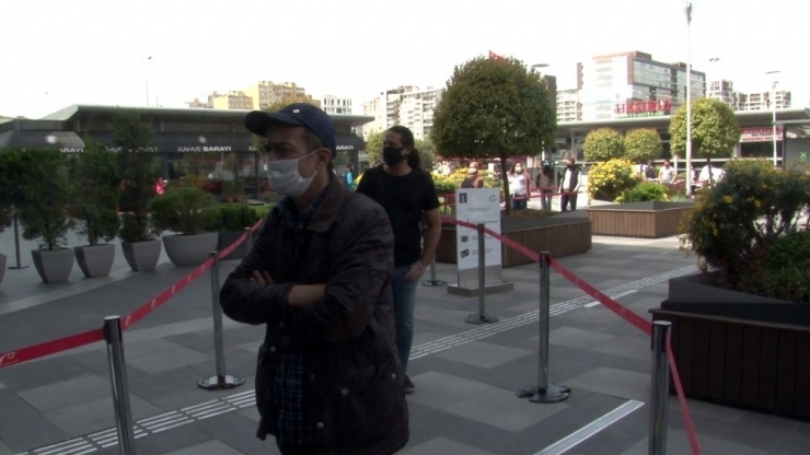 Alışveriş Merkezi Önünde Aynı Manzara