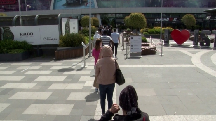 Alışveriş Merkezi Önünde Aynı Manzara