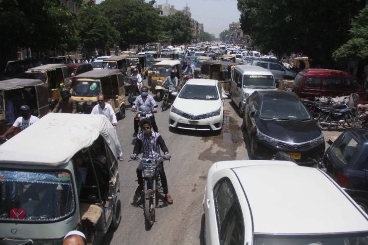 Pakistan’da Kısıtlamalar Sona Erince Halk, Pazar Yerlerine Akın Etti