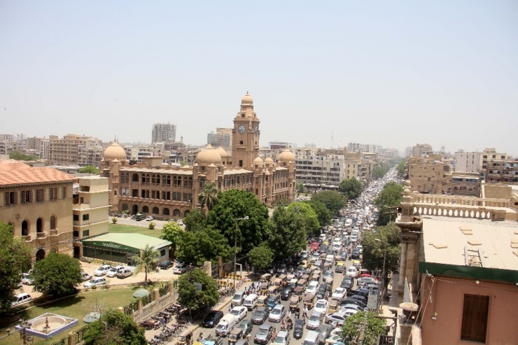 Pakistan’da Kısıtlamalar Sona Erince Halk, Pazar Yerlerine Akın Etti