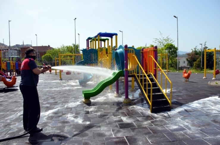 Parklar Ve Oyun Grupları Çocuklar İçin Dezenfekte Ediliyor