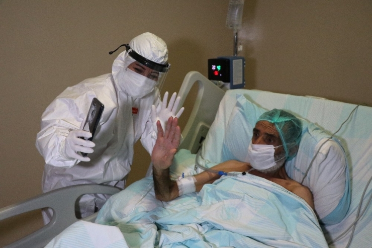 Korona Virüs Hastaları Yoğun Bakımdan Aileleriyle Görüntülü Görüşüyor