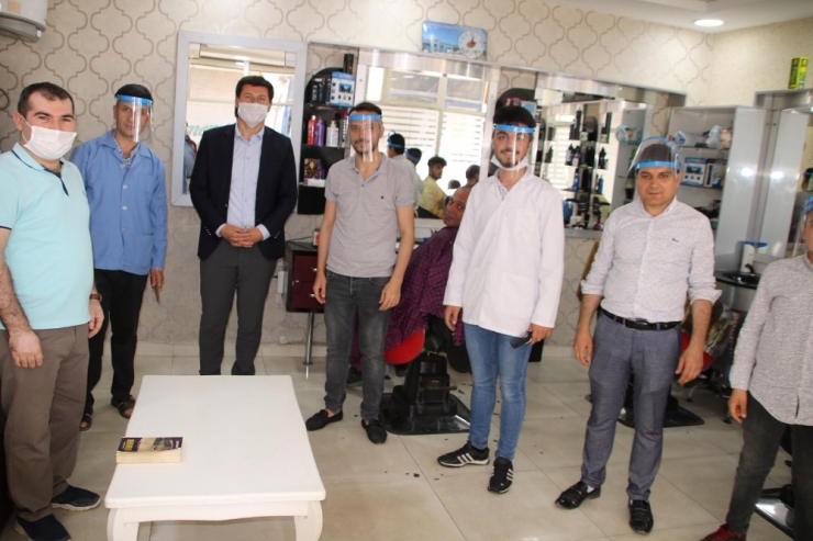 Cizre Milli Eğitim Müdürlüğü Berber Ve Kuaförlere, Koruyucu Siperlik Dağıttı