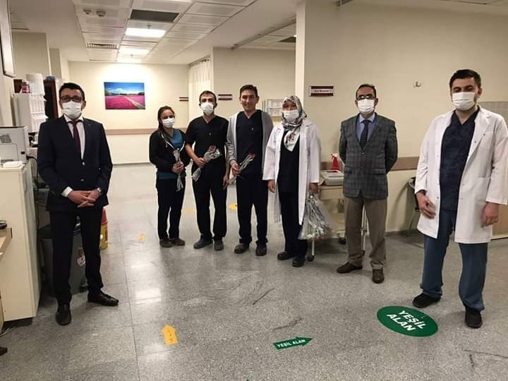 Şuhut Devlet Hastanesi Yönetiminden Sağlık Personeline Karanfilli Kutlama