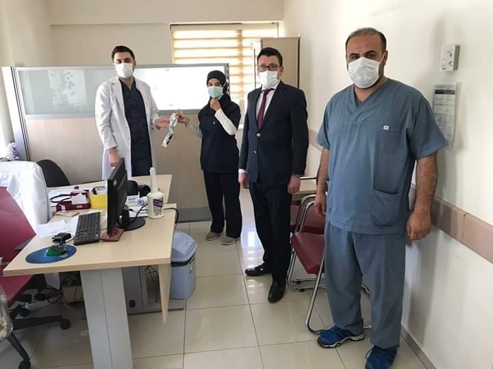 Şuhut Devlet Hastanesi Yönetiminden Sağlık Personeline Karanfilli Kutlama