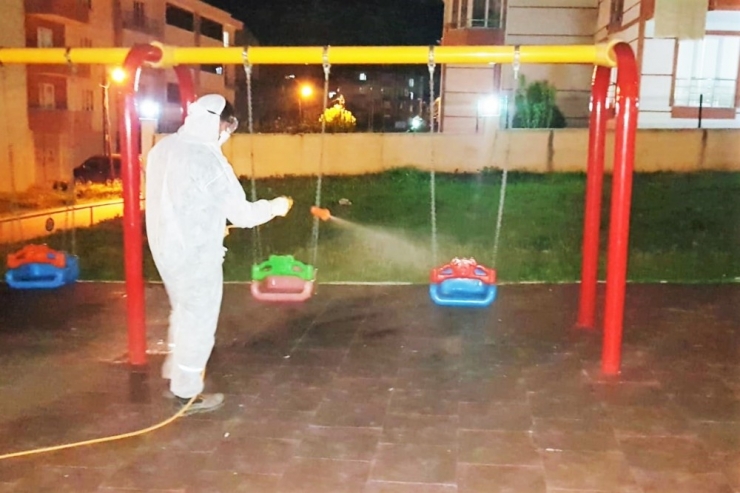Sokağa Çıkma İzni Öncesi Çocuk Parkları Dezenfekte Edildi